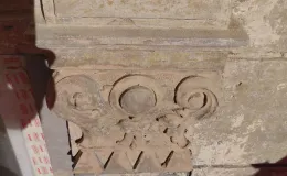 Kamienica przy ul. Słowackiego 21 widoczny destrukt detali na elewacji. 