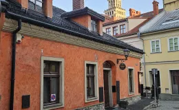Piwowarska 2 elewacja przed remontem. 