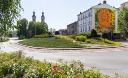 na zdjęciu ukwiecone ronda