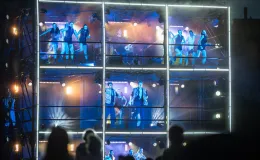 na zdjęciu scena aktorzy i widzowie