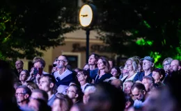 na zdjęciu scena aktorzy i widzowie