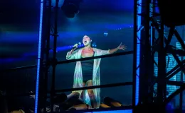 na zdjęciu scena aktorzy i widzowie