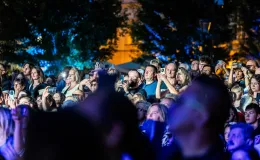 na zdjęciu scena aktorzy i widzowie