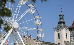 na zdjęciu koło widokowe