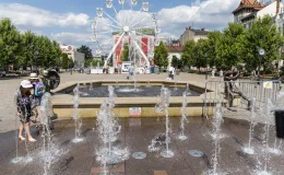 na zdjęciu osoby podczas otwartej promenady