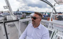 na zdjęciu osoby podczas otwartej promenady