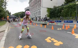 na zdjęciu osoby podczas otwartej promenady