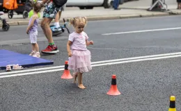 na zdjęciu osoby podczas otwartej promenady