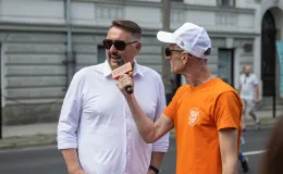 na zdjęciu osoby podczas otwartej promenady