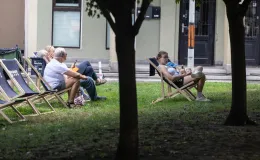na zdjęciu osoby podczas otwartej promenady