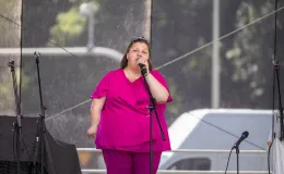 na zdjęciu osoby podczas otwartej promenady