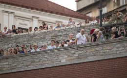 na zdjęciu osoby podczas otwartej promenady