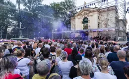 na zdjęciu osoby podczas otwartej promenady