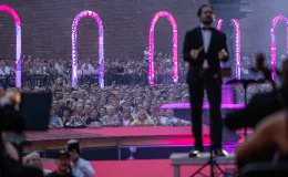 na zdjęciu osoby podczas otwartej promenady