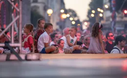 na zdjęciu osoby podczas otwartej promenady