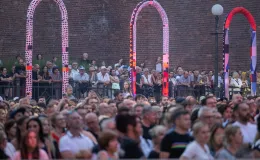 na zdjęciu osoby podczas otwartej promenady