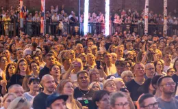 na zdjęciu osoby podczas otwartej promenady