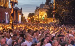 na zdjęciu osoby podczas otwartej promenady