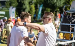 na zdjęciu grający artyści