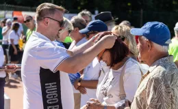 na zdjęciu grający artyści