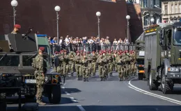 na zdjęciu osoby i żołnierze podczas uroczystości