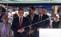 na zdjęciu osoby i żołnierze podczas uroczystości