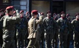 na zdjęciu osoby i żołnierze podczas uroczystości