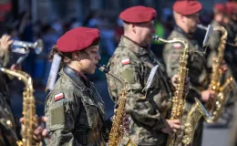 na zdjęciu osoby i żołnierze podczas uroczystości