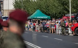 na zdjęciu osoby i żołnierze podczas uroczystości