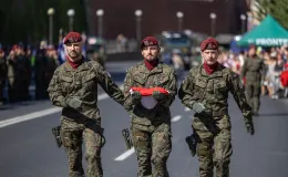 na zdjęciu osoby i żołnierze podczas uroczystości