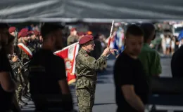 na zdjęciu osoby i żołnierze podczas uroczystości