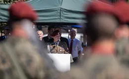 na zdjęciu osoby i żołnierze podczas uroczystości