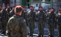 na zdjęciu osoby i żołnierze podczas uroczystości