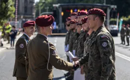 na zdjęciu osoby i żołnierze podczas uroczystości