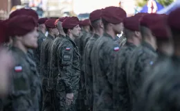 na zdjęciu osoby i żołnierze podczas uroczystości
