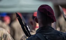 na zdjęciu osoby i żołnierze podczas uroczystości