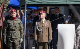 na zdjęciu osoby i żołnierze podczas uroczystości