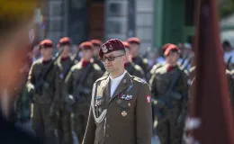 na zdjęciu osoby i żołnierze podczas uroczystości
