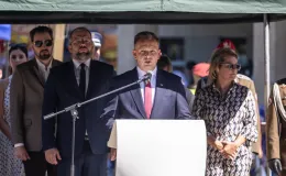 na zdjęciu osoby i żołnierze podczas uroczystości