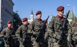 na zdjęciu osoby i żołnierze podczas uroczystości