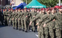na zdjęciu osoby i żołnierze podczas uroczystości