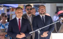na zdjęciu osoby i żołnierze podczas uroczystości