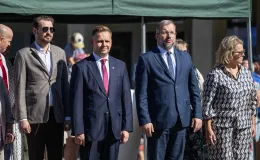 na zdjęciu osoby i żołnierze podczas uroczystości