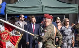 na zdjęciu osoby i żołnierze podczas uroczystości