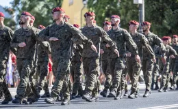 na zdjęciu osoby i żołnierze podczas uroczystości