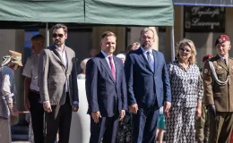 na zdjęciu osoby i żołnierze podczas uroczystości