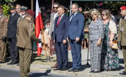 na zdjęciu osoby i żołnierze podczas uroczystości