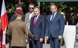 na zdjęciu osoby i żołnierze podczas uroczystości