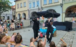na zdjęciu spektakl uliczny