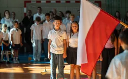 na zdjęciu osoby podczas rozpoczęcia roku i otwarcia placu zabaw